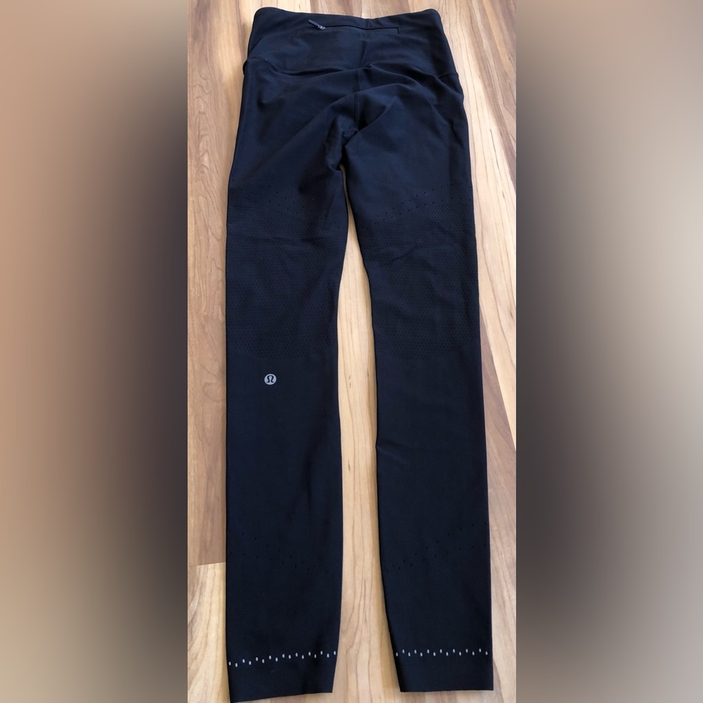 Lululemon Athletica Black In Focus Run Legging in VGUC, Size 6